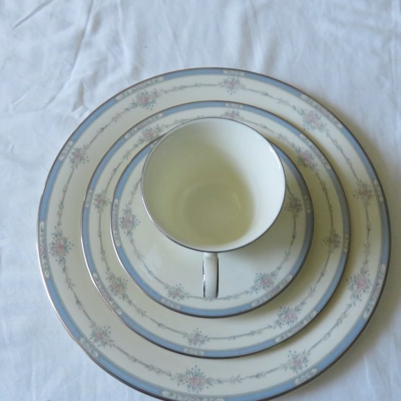 Royal Doulton fine china started set made in England - Picture 7 of 8